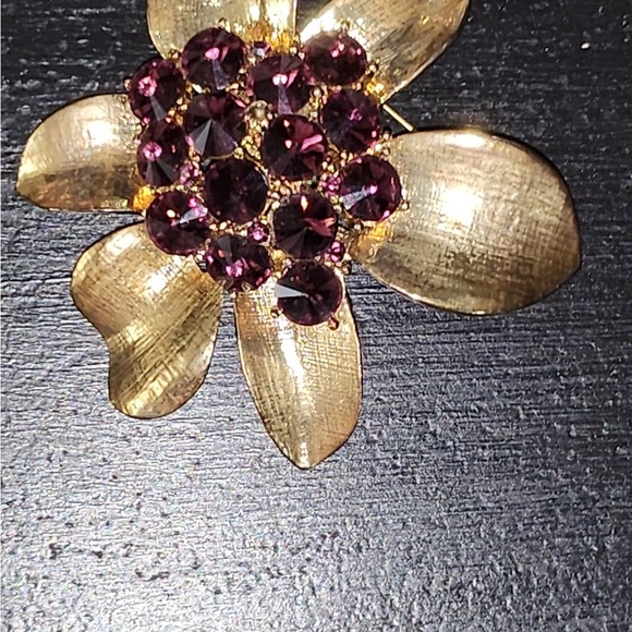 80s vintage Brooch /pendantGold tone Flower  With Purple Glass. Statement Piece - Picture 16 of 16